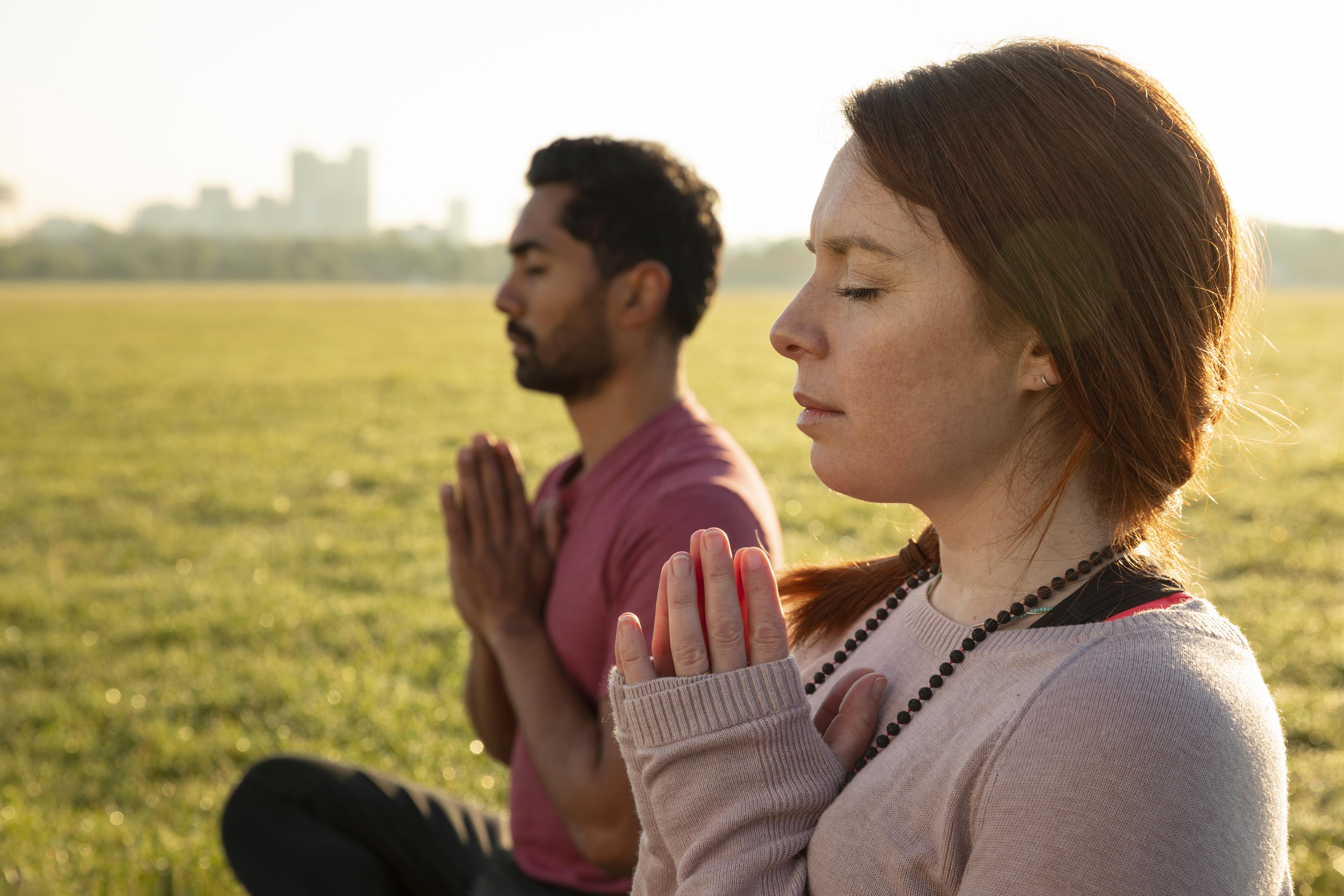 Mujeres en un espacio de meditacion compartida